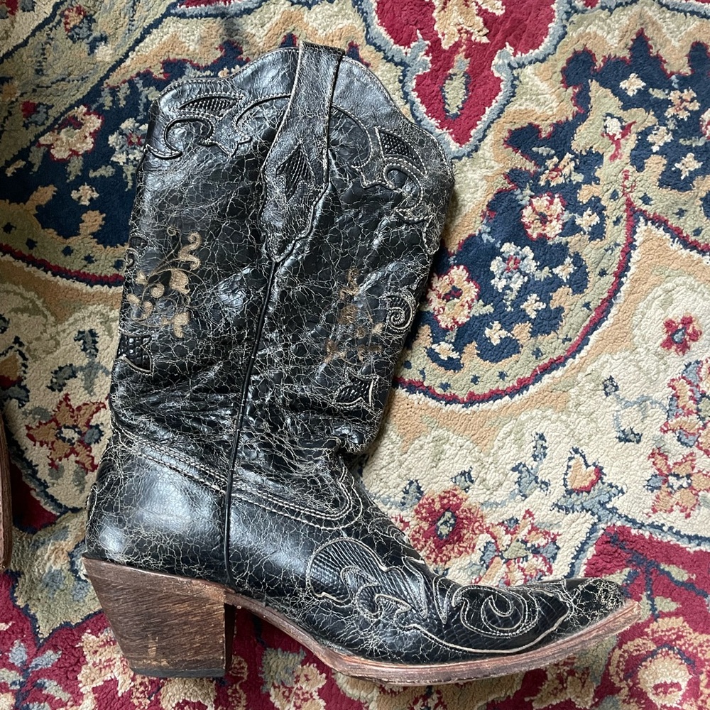 Black sniptoe corral cowgirl boots